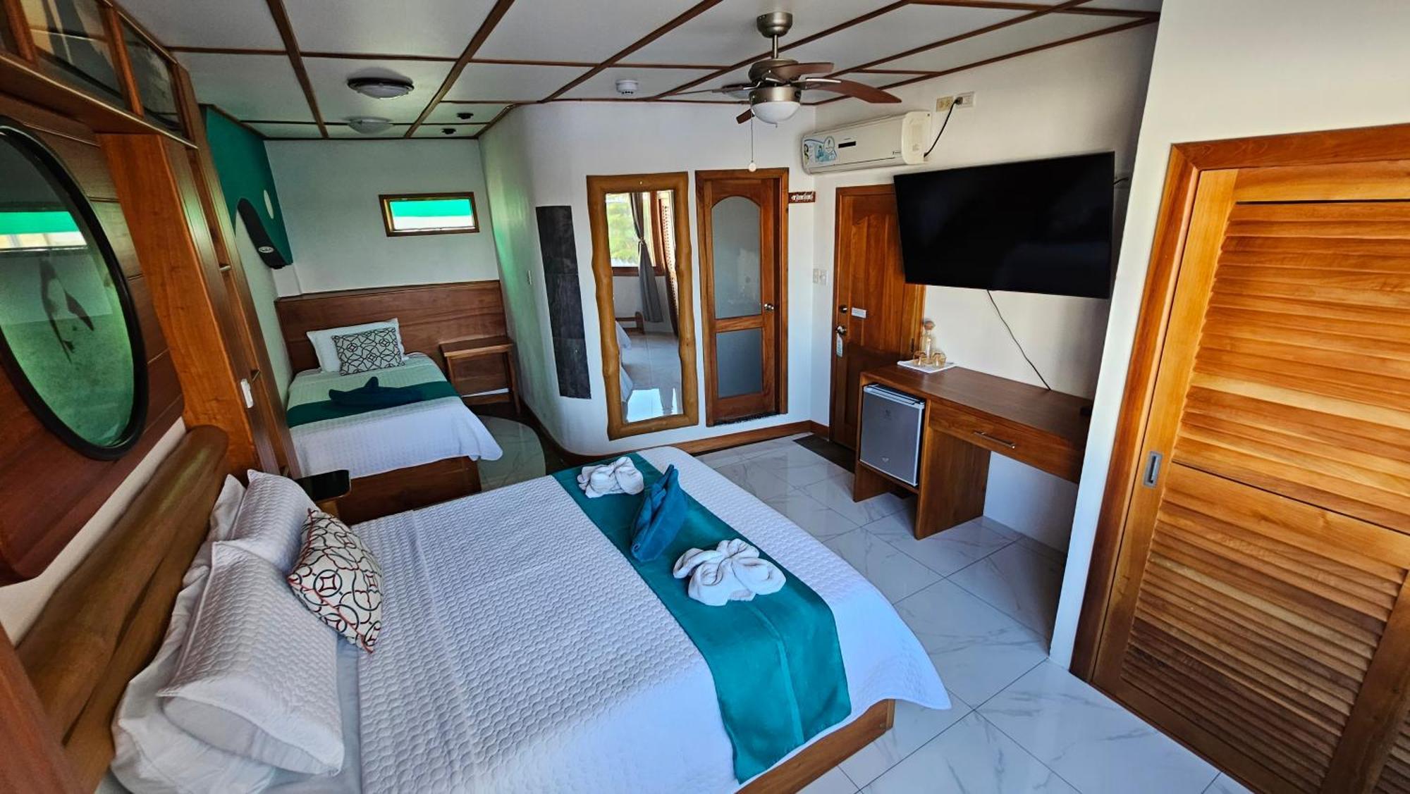 Casa Ocean Pier Bed & Breakfast Puerto Ayora  Exterior photo